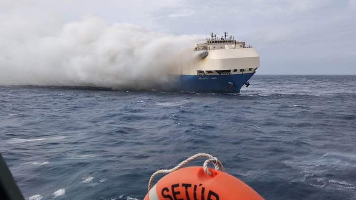 Грузовое судно с люксовыми электромобилями горит на судне в Атлантическом океане